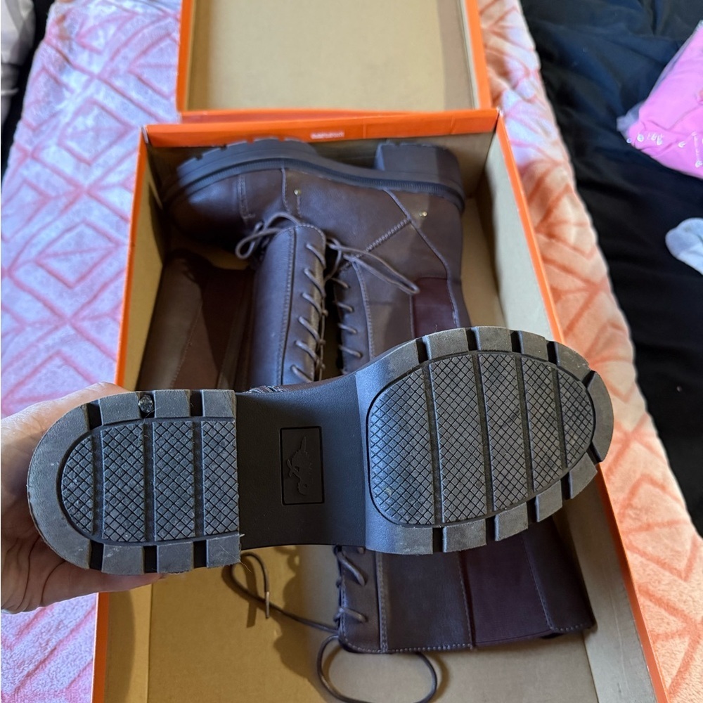Stylish Brown Lace-Up Boots for Women - Picture 6 of 15